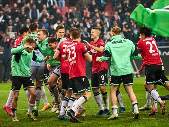 Hannover 96 win the Lower Saxony derby 2-0 The team cheers and celebrates with the fans Sei Muroya Hannover 96 20 , Andreas Voglsammer Hannover 96 32 , Christopher Scott Hannover 96 40 , Andreas Voglsammer Hannover 96 32 , Nicolo Tresoldi Hannover 96 09 , Phil Neumann Hannover 96 05 , Derrick Koehn Hannover 96 18 GER, Hannover 96 Eintracht Braunschweig, Football, 2 Bundesliga, Matchday 12, Season 2023 2024, 05 11 2023 GER, Hannover 96 Eintracht Braunschweig, Football, 2 Bundesliga, Matchday 12, Season 2023 2024, 05 11 2023 Hannover Copyright: xEibner-Pressefoto xStephaniexZerx EP_SZE