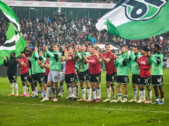 Hannover 96 win the Lower Saxony derby 2-0 The team cheers and celebrates with the fans Sei Muroya Hannover 96 20 , Andreas Voglsammer Hannover 96 32 , Christopher Scott Hannover 96 40 , Andreas Voglsammer Hannover 96 32 , Nicolo Tresoldi Hannover 96 09 , Phil Neumann Hannover 96 05 , Derrick Koehn Hannover 96 18 GER, Hannover 96 Eintracht Braunschweig, Football, 2 Bundesliga, Matchday 12, Season 2023 2024, 05 11 2023 GER, Hannover 96 Eintracht Braunschweig, Football, 2 Bundesliga, Matchday 12, Season 2023 2024, 05 11 2023 Hannover Copyright: xEibner-Pressefoto xStephaniexZerx EP_SZE