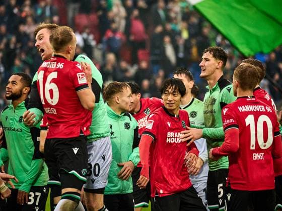 Hannover 96 win the Lower Saxony derby 2-0 The team cheers and celebrates with the fans Sei Muroya Hannover 96 20 , Andreas Voglsammer Hannover 96 32 , Christopher Scott Hannover 96 40 , Andreas Voglsammer Hannover 96 32 , Nicolo Tresoldi Hannover 96 09 , Phil Neumann Hannover 96 05 , Derrick Koehn Hannover 96 18 GER, Hannover 96 Eintracht Braunschweig, Football, 2 Bundesliga, Matchday 12, Season 2023 2024, 05 11 2023 GER, Hannover 96 Eintracht Braunschweig, Football, 2 Bundesliga, Matchday 12, Season 2023 2024, 05 11 2023 Hannover Copyright: xEibner-Pressefoto xStephaniexZerx EP_SZE