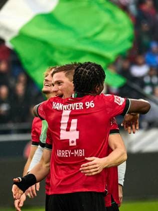 Hannover 96 wins the Lower Saxony derby 2-0 The team cheers and celebrates with the fans Bright Arrey Mbi Hannover 96 04 , Marcel Halstenberg Hannover 96 23 GER, Hannover 96 Eintracht Braunschweig, Football, 2 Bundesliga, Matchday 12, Season 2023 2024, 05 11 2023 GER, Hannover 96 Eintracht Braunschweig, Football, 2 Bundesliga, Matchday 12, Season 2023 2024, 05 11 2023 Hannover Copyright: xEibner-Pressefoto xStephaniexZerx EP_SZE