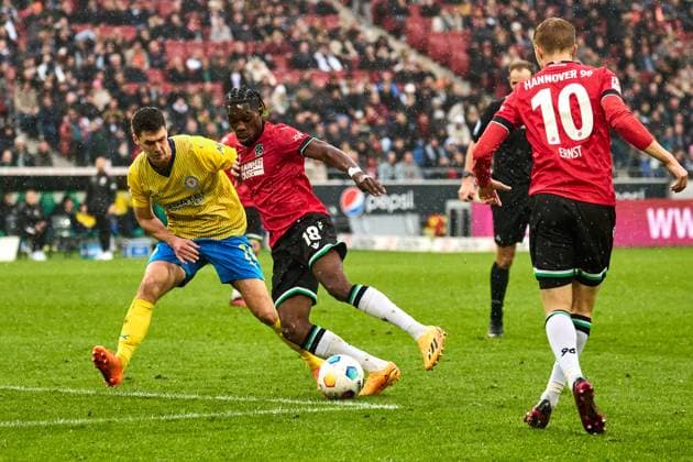 Duel Derrick Koehn Hannover 96 18 , Danilo Wiebe Eintracht Braunschweig, 23 GER, Hannover 96 Eintracht Braunschweig, Football, 2 Bundesliga, Matchday 12, Season 2023 2024, 05 11 2023 GER, Hannover 96 Eintracht Braunschweig, Football, 2 Bundesliga, Matchday 12, Season 2023 2024, 05 11 2023 Hannover Copyright: xEibner-Pressefoto xStephaniexZerx EP_SZE