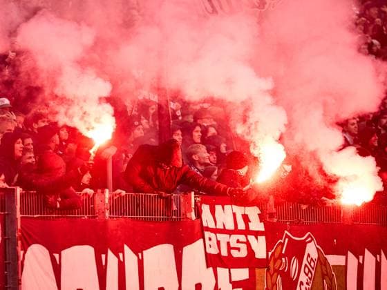 Pyrotechnics of Hannover 96 fans GER, Hannover 96 Eintracht Braunschweig, Football, 2 Bundesliga, Matchday 12, Season 2023 2024, 05 11 2023 GER, Hannover 96 Eintracht Braunschweig, Football, 2 Bundesliga, Matchday 12, Season 2023 2024, 05 11 2023 Hannover Copyright: xEibner-Pressefoto xStephaniexZerx EP_SZE