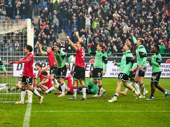 Hannover 96 win the Lower Saxony derby 2-0 The team cheers and celebrates with the fans Sei Muroya Hannover 96 20 , Andreas Voglsammer Hannover 96 32 , Christopher Scott Hannover 96 40 , Andreas Voglsammer Hannover 96 32 , Nicolo Tresoldi Hannover 96 09 , Phil Neumann Hannover 96 05 , Derrick Koehn Hannover 96 18 GER, Hannover 96 Eintracht Braunschweig, Football, 2 Bundesliga, Matchday 12, Season 2023 2024, 05 11 2023 GER, Hannover 96 Eintracht Braunschweig, Football, 2 Bundesliga, Matchday 12, Season 2023 2024, 05 11 2023 Hannover Copyright: xEibner-Pressefoto xStephaniexZerx EP_SZE
