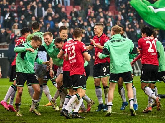 Hannover 96 win the Lower Saxony derby 2-0 The team cheers and celebrates with the fans Sei Muroya Hannover 96 20 , Andreas Voglsammer Hannover 96 32 , Christopher Scott Hannover 96 40 , Andreas Voglsammer Hannover 96 32 , Nicolo Tresoldi Hannover 96 09 , Phil Neumann Hannover 96 05 , Derrick Koehn Hannover 96 18 GER, Hannover 96 Eintracht Braunschweig, Football, 2 Bundesliga, Matchday 12, Season 2023 2024, 05 11 2023 GER, Hannover 96 Eintracht Braunschweig, Football, 2 Bundesliga, Matchday 12, Season 2023 2024, 05 11 2023 Hannover Copyright: xEibner-Pressefoto xStephaniexZerx EP_SZE