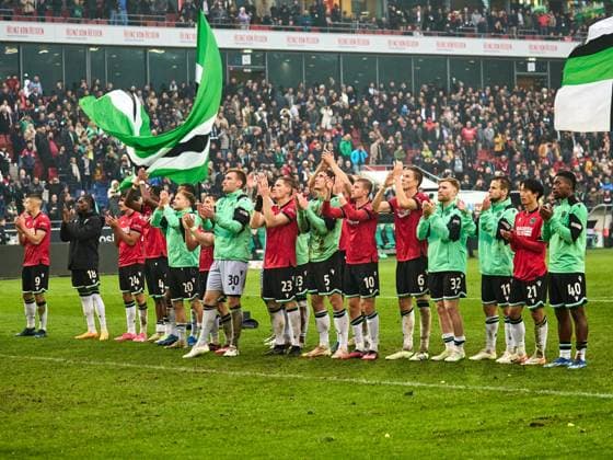 Hannover 96 win the Lower Saxony derby 2-0 The team cheers and celebrates with the fans Sei Muroya Hannover 96 20 , Andreas Voglsammer Hannover 96 32 , Christopher Scott Hannover 96 40 , Andreas Voglsammer Hannover 96 32 , Nicolo Tresoldi Hannover 96 09 , Phil Neumann Hannover 96 05 , Derrick Koehn Hannover 96 18 GER, Hannover 96 Eintracht Braunschweig, Football, 2 Bundesliga, Matchday 12, Season 2023 2024, 05 11 2023 GER, Hannover 96 Eintracht Braunschweig, Football, 2 Bundesliga, Matchday 12, Season 2023 2024, 05 11 2023 Hannover Copyright: xEibner-Pressefoto xStephaniexZerx EP_SZE