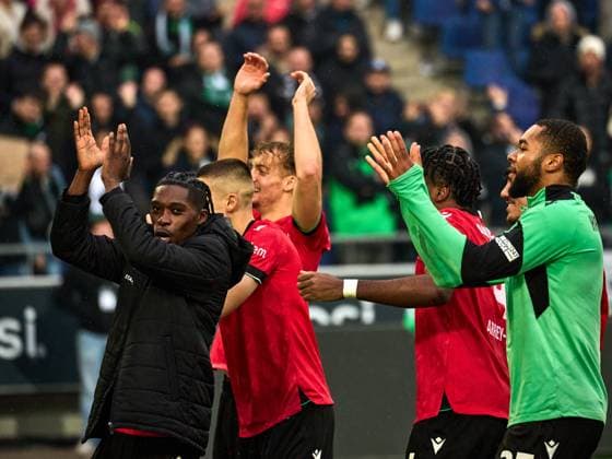 Hannover 96 win the Lower Saxony derby 2-0 The team cheers and celebrates with the fans Sei Muroya Hannover 96 20 , Andreas Voglsammer Hannover 96 32 , Christopher Scott Hannover 96 40 , Andreas Voglsammer Hannover 96 32 , Nicolo Tresoldi Hannover 96 09 , Phil Neumann Hannover 96 05 , Derrick Koehn Hannover 96 18 GER, Hannover 96 Eintracht Braunschweig, Football, 2 Bundesliga, Matchday 12, Season 2023 2024, 05 11 2023 GER, Hannover 96 Eintracht Braunschweig, Football, 2 Bundesliga, Matchday 12, Season 2023 2024, 05 11 2023 Hannover Copyright: xEibner-Pressefoto xStephaniexZerx EP_SZE