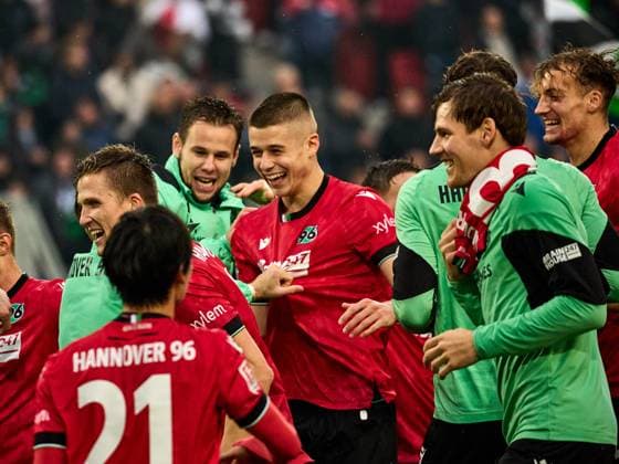 Hannover 96 win the Lower Saxony derby 2-0 The team cheers and celebrates with the fans Sei Muroya Hannover 96 20 , Andreas Voglsammer Hannover 96 32 , Christopher Scott Hannover 96 40 , Andreas Voglsammer Hannover 96 32 , Nicolo Tresoldi Hannover 96 09 , Phil Neumann Hannover 96 05 , Derrick Koehn Hannover 96 18 GER, Hannover 96 Eintracht Braunschweig, Football, 2 Bundesliga, Matchday 12, Season 2023 2024, 05 11 2023 GER, Hannover 96 Eintracht Braunschweig, Football, 2 Bundesliga, Matchday 12, Season 2023 2024, 05 11 2023 Hannover Copyright: xEibner-Pressefoto xStephaniexZerx EP_SZE