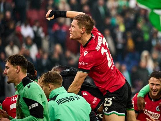 Hannover 96 wins the Lower Saxony derby 2-0 The team cheers and celebrates with the fans Marcel Halstenberg Hannover 96 23 GER, Hannover 96 Eintracht Braunschweig, Football, 2 Bundesliga, Matchday 12, Season 2023 2024, 05 11 2023 GER, Hannover 96 Eintracht Braunschweig, Football, 2 Bundesliga, Matchday 12, Season 2023 2024, 05 11 2023 Hannover Copyright: xEibner-Pressefoto xStephaniexZerx EP_SZE