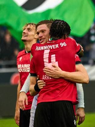 Hannover 96 wins the Lower Saxony derby 2-0 The team cheers and celebrates with the fans Bright Arrey Mbi Hannover 96 04 , Marcel Halstenberg Hannover 96 23 GER, Hannover 96 Eintracht Braunschweig, Football, 2 Bundesliga, Matchday 12, Season 2023 2024, 05 11 2023 GER, Hannover 96 Eintracht Braunschweig, Football, 2 Bundesliga, Matchday 12, Season 2023 2024, 05 11 2023 Hannover Copyright: xEibner-Pressefoto xStephaniexZerx EP_SZE