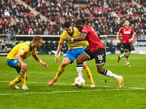 Duel Derrick Koehn Hannover 96 18 , Danilo Wiebe Eintracht Braunschweig, 23 , Florian Krueger Eintracht Braunschweig, 10 GER, Hannover 96 Eintracht Braunschweig, Football, 2 Bundesliga, Matchday 12, Season 2023 2024, 05 11 2023 GER, Hannover 96 Eintracht Braunschweig, Football, 2 Bundesliga, Matchday 12, Season 2023 2024, 05 11 2023 Hannover Copyright: xEibner-Pressefoto xStephaniexZerx EP_SZE