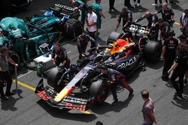 VERSTAPPEN Max (ned), Red Bull Racing RB19, portrait during the 2023 Formula 1 Rolex Grande Premio de Sao Paulo, 20th round of the 2023 Formula One World Championship, WM, Weltmeisterschaft from November 3 to 5, 2023 on the Autodromo JosÃ Carlos Pace, in Sao Paulo, Brazil - F1 - SAO PAULO GRAND PRIX 2023 - RACE DPPI Panoramic  G0OD9159 copie