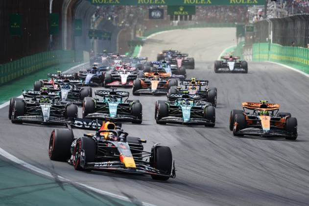 Start race 01 VERSTAPPEN Max (nld), Red Bull Racing RB19, action during the 2023 Formula 1 Rolex Grande Premio de Sao Paulo, 20th round of the 2023 Formula One World Championship, WM, Weltmeisterschaft from November 3 to 5, 2023 on the Autodromo JosÃ Carlos Pace, in Sao Paulo, Brazil - F1 - SAO PAULO GRAND PRIX 2023 - RACE DPPI Panoramic  G0OD9285 copie