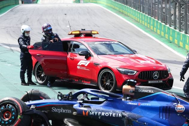 ALBON Alexander (tha), Williams Racing FW45, portrait after his crash, accident,marshals safety car, during the 2023 Formula 1 Rolex Grande Premio de Sao Paulo, 20th round of the 2023 Formula One World Championship, WM, Weltmeisterschaft from November 3 to 5, 2023 on the Autodromo Josà Carlos Pace, in Sao Paulo, Brazil - F1 - SAO PAULO GRAND PRIX 2023 - RACE DPPI Panoramic G0OD9315 copie