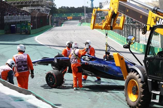 ALBON Alexander (tha), Williams Racing FW45, portrait crash, accident, marshall, commissaire de piste, during the 2023 Formula 1 Rolex Grande Premio de Sao Paulo, 20th round of the 2023 Formula One World Championship, WM, Weltmeisterschaft from November 3 to 5, 2023 on the Autodromo Josà Carlos Pace, in Sao Paulo, Brazil - F1 - SAO PAULO GRAND PRIX 2023 - RACE DPPI Panoramic G0OD9317 copie