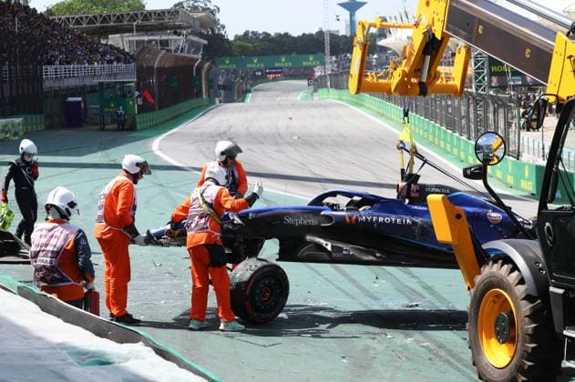 ALBON Alexander (tha), Williams Racing FW45, portrait crash, accident, marshall, commissaire de piste, during the 2023 Formula 1 Rolex Grande Premio de Sao Paulo, 20th round of the 2023 Formula One World Championship, WM, Weltmeisterschaft from November 3 to 5, 2023 on the Autodromo Josà Carlos Pace, in Sao Paulo, Brazil - F1 - SAO PAULO GRAND PRIX 2023 - RACE DPPI Panoramic G0OD9318 copie