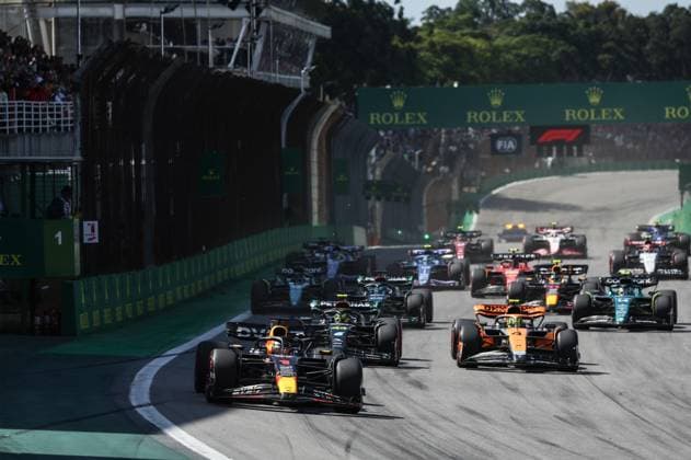 start of the race, depart, 01 VERSTAPPEN Max (nld), Red Bull Racing RB19, action 04 NORRIS Lando (gbr), McLaren F1 Team MCL60, action during the 2023 Formula 1 Rolex Grande Premio de Sao Paulo, 20th round of the 2023 Formula One World Championship, WM, Weltmeisterschaft from November 3 to 5, 2023 on the Autodromo Josà Carlos Pace, in Sao Paulo, Brazil - F1 - SAO PAULO GRAND PRIX 2023 - RACE DPPI Panoramic G0OD9328 copie