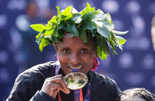 Bilder des Jahres 2023, Sport 11 November Sport Themen der Woche KW44 Sport Bilder des Tages Hellen Obiri of Kenya celebrates after winning the Men s race at the 2023 NYRR TCS New York City Marathon in New York City on Sunday, November 5, 2023. Over 50,000 runners from New York City and around the world race through the five boroughs on a course that winds its way from the Verrazano Bridge before crossing the finish line by Tavern on the Green in Central Park.  NYP20231105126 JohnxAngelillo