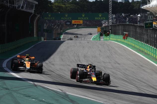 01 VERSTAPPEN Max (nld), Red Bull Racing RB19, action 04 NORRIS Lando (gbr), McLaren F1 Team MCL60, action during the 2023 Formula 1 Rolex Grande Premio de Sao Paulo, 20th round of the 2023 Formula One World Championship, WM, Weltmeisterschaft from November 3 to 5, 2023 on the Autodromo Josà Carlos Pace, in Sao Paulo, Brazil - F1 - SAO PAULO GRAND PRIX 2023 - RACE DPPI Panoramic G0OD9356 copie