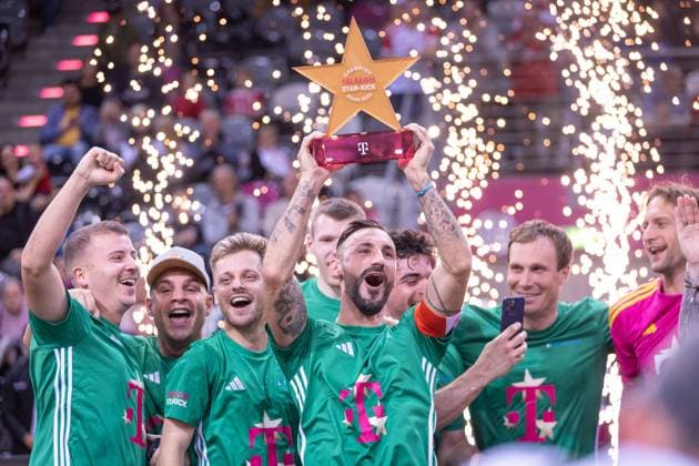 Bilder des Jahres 2023, Sport 11 November Sport Themen der Woche KW44 Sport Bilder des Tages Telekom Star Kick 2023, 5.11.2023, Telekom Dome Das Team Rherinflanke gewinnt den Cup - Zahlreiche ehemalige Stars des FC Bayern München und TikToker, Influencer und andere Stars stehen im Bonner Telekom Dome für den guten Zweck auf dem Fußballfeld. Jedes Team spielt für eine gemeinnützige Organisation. *** Telekom Star Kick 2023, 5 11 2023, Telekom Dome Team Rherinflanke wins the cup Numerous former stars of FC Bayern Munich and TikToker, influencers and other stars take to the pitch in Bonns Telekom Dome for a good cause Each team plays for a charitable organization Copyright: xBEAUTIFULxSPORTS Derixx