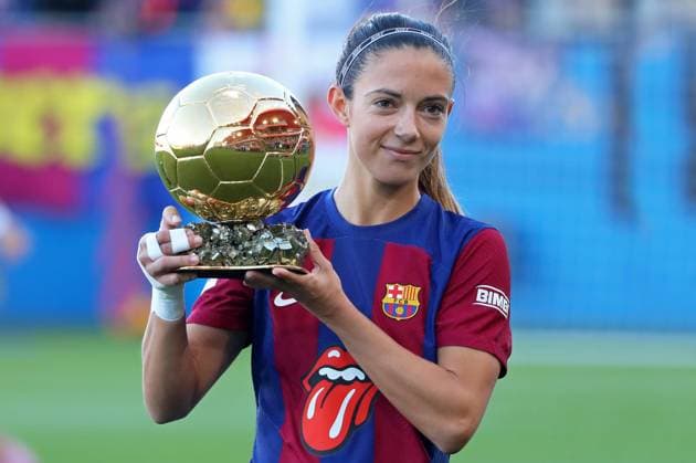 FC Barcelona, Barca v Sevilla FC - Liga F Aitana Bonmati offered the Ballon d Or to the fans during the match between FC Barcelona and Sevilla FC, corresponding to the week 7 of the Liga F, played at the Johan Cruyff Stadium, on 05th November 2023, in Barcelona, Spain. Barcelona Spain  Copyright: xUrbanandsportx originalFilename:urbanandsport-fcbarcel231105_np5zc.jpg