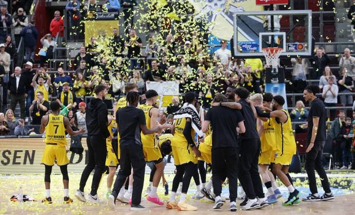 Sport Themen der Woche KW44 Sport Bilder des Tages Ludwigsburg , Basketball BBL Bundesliga , MHP Riesen Ludwigsburg vs. Rostock Seawolves, Jubel Riesen *** Ludwigsburg , Basketball BBL Bundesliga , MHP Riesen Ludwigsburg vs Rostock Seawolves, Jubel Riesen