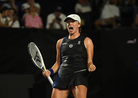 2023 WTA, Tennis Damen Finals - Day 8 CANCUN, MEXICO - NOVEMBER 5: Iga Swiatek of Poland celebrates after she wins the rescheduled Semi-Final match against Aryna Sabalenka, which started last night, was interrupted by rain, and is now continuing on Day 8 of GNP Seguros WTA Finals Cancun 2023, part of the Hologic WTA Tour, on November 5, 2023, in Cancun, Quintana Roo, Mexico. Cancun Mexico Copyright: xArturxWidakx originalFilename:widak-2023wtaf231105_npOri.jpg