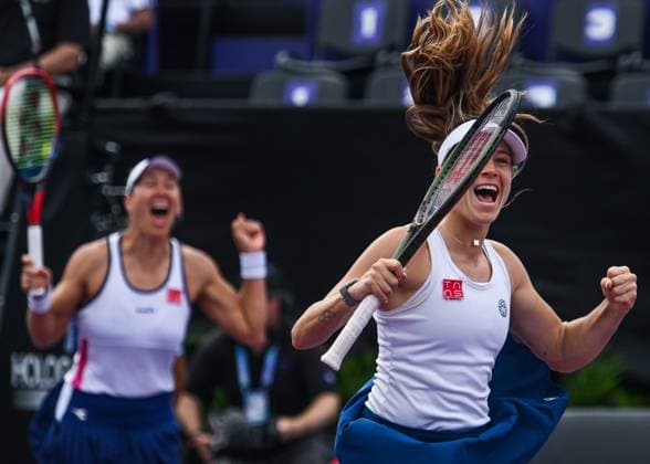 2023 WTA, Tennis Damen Finals - Final Day CANCUN, MEXICO - NOVEMBER 5: Nicole Melichar-Martinez (center right) of USA celebrates with Ellen Perez of Australia after winning the Doubles Semifinal match against Gabriela Dabrowski of Canada and Erin Routliffe of New Zealand, on Day 8 of GNP Seguros WTA Finals Cancun 2023, part of the Hologic WTA Tour, on November 5, 2023, in Cancun, Quintana Roo, Mexico. Cancun Mexico  Copyright: xArturxWidakx originalFilename:widak-2023wtaf231105_npflE.jpg