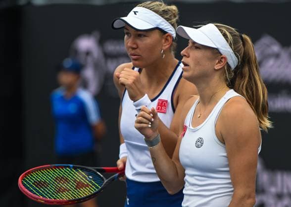 2023 WTA, Tennis Damen Finals - Final Day CANCUN, MEXICO - NOVEMBER 5: Ellen Perez (R) of Australia playing with Nicole Melichar-Martinez (L) of USA during the rescheduled Doubles Semifinal match against Gabriela Dabrowski of Canada and Erin Routliffe of New Zealand, on Day 8 of GNP Seguros WTA Finals Cancun 2023, part of the Hologic WTA Tour, on November 5, 2023, in Cancun, Quintana Roo, Mexico. Cancun Mexico  Copyright: xArturxWidakx originalFilename:widak-2023wtaf231105_npL7S.jpg