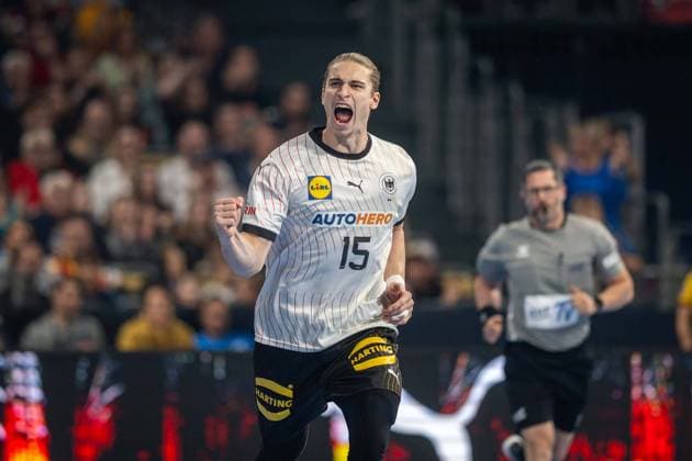 Handball Munich 05 11 2023 Day of Handball DHB Men International Match Germany GER Egypt EGY Juri Knorr Germany, No 15 Cheers