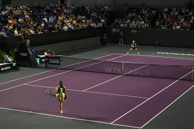 2023 WTA, Tennis Damen Finals - Final Day CANCUN, MEXICO - NOVEMBER 5: Iga Swiatek (R) of Poland in action during the rescheduled Semi-Final match against Aryna Sabalenka (L), which started last night, was interrupted by rain, and is now continuing on Day 8 of GNP Seguros WTA Finals Cancun 2023, part of the Hologic WTA Tour, on November 5, 2023, in Cancun, Quintana Roo, Mexico. Cancun Mexico Copyright: xArturxWidakx originalFilename:widak-2023wtaf231105_npGrp.jpg
