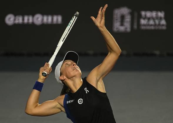 2023 WTA, Tennis Damen Finals - Final Day CANCUN, MEXICO - NOVEMBER 5: Iga Swiatek of Poland during the rescheduled Semi-Final match against Aryna Sabalenka, which started last night, was interrupted by rain, and is now continuing on Day 8 of GNP Seguros WTA Finals Cancun 2023, part of the Hologic WTA Tour, on November 5, 2023, in Cancun, Quintana Roo, Mexico. Cancun Mexico Copyright: xArturxWidakx originalFilename:widak-2023wtaf231105_np9gM.jpg
