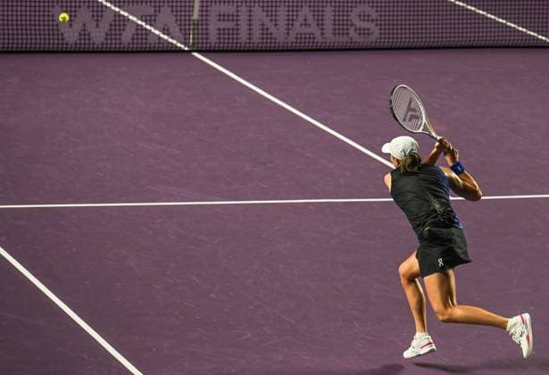 2023 WTA, Tennis Damen Finals - Final Day CANCUN, MEXICO - NOVEMBER 5: Iga Swiatek of Poland during the rescheduled Semi-Final match against Aryna Sabalenka, on Day 8 of GNP Seguros WTA Finals Cancun 2023, part of the Hologic WTA Tour, on November 5, 2023, in Cancun, Quintana Roo, Mexico. Cancun Mexico  Copyright: xArturxWidakx originalFilename:widak-2023wtaf231105_npucB.jpg