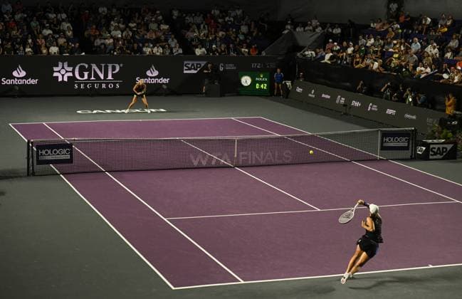 2023 WTA, Tennis Damen Finals - Final Day CANCUN, MEXICO - NOVEMBER 5: Iga Swiatek (R) of Poland vs Aryna Sabalenka (L), during the rescheduled Semi-Final match, on Day 8 of GNP Seguros WTA Finals Cancun 2023, part of the Hologic WTA Tour, on November 5, 2023, in Cancun, Quintana Roo, Mexico. Cancun Mexico Copyright: xArturxWidakx originalFilename:widak-2023wtaf231105_npTN6.jpg