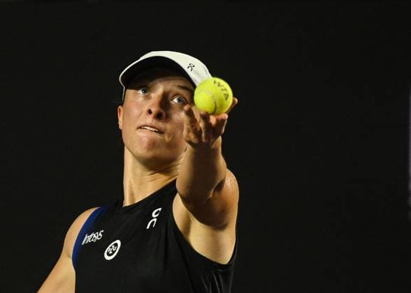 2023 WTA, Tennis Damen Finals - Final Day CANCUN, MEXICO - NOVEMBER 5: Iga Swiatek of Poland during the rescheduled Semi-Final match against Aryna Sabalenka, on Day 8 of GNP Seguros WTA Finals Cancun 2023, part of the Hologic WTA Tour, on November 5, 2023, in Cancun, Quintana Roo, Mexico. Cancun Mexico  Copyright: xArturxWidakx originalFilename:widak-2023wtaf231105_npXlP.jpg