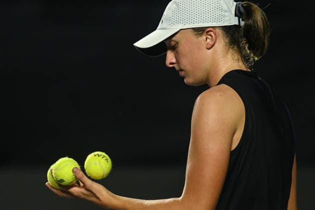 2023 WTA, Tennis Damen Finals - Final Day CANCUN, MEXICO - NOVEMBER 5: Iga Swiatek of Poland during the rescheduled Semi-Final match against Aryna Sabalenka, on Day 8 of GNP Seguros WTA Finals Cancun 2023, part of the Hologic WTA Tour, on November 5, 2023, in Cancun, Quintana Roo, Mexico. Cancun Mexico  Copyright: xArturxWidakx originalFilename:widak-2023wtaf231105_npT2H.jpg
