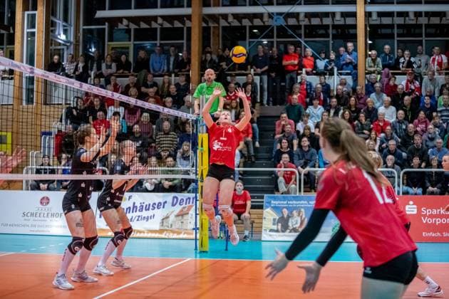 Setter Lisa Senger STR, mi am Ball GER, Volleyball, Women, DVV Cup, Round of 16, 1 VC Stralsund Dresdner SC, Season 2023 2024, Diesterweghalle, Stralsund