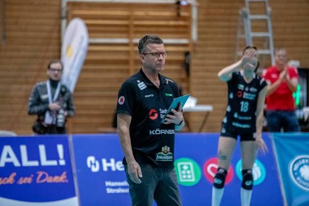 DSC Coach Alexander Waibl GER, Volleyball, Women, DVV Cup, Round of 16, 1 VC Stralsund Dresdner SC, Season 2023 2024, Diesterweghalle, Stralsund