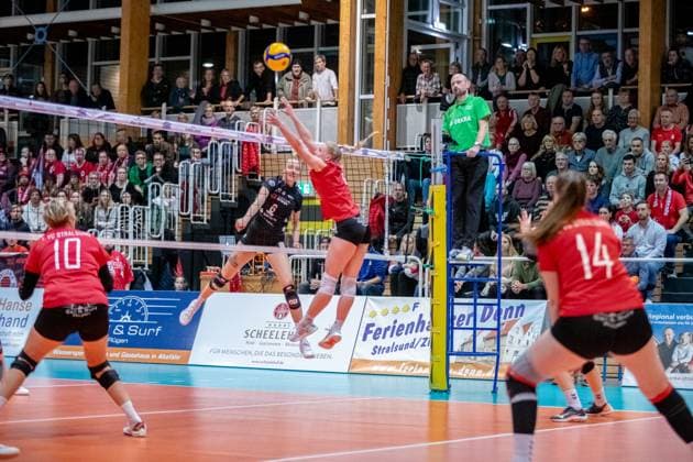 Outside attacker Jennifer Janiska DSC, left in duel with setter Lisa Senger STR, mi GER, Volleyball, Women, DVV Cup, round of 16, 1 VC Stralsund Dresdner SC, Saison 2023 2024, Diesterweghalle, Stralsund