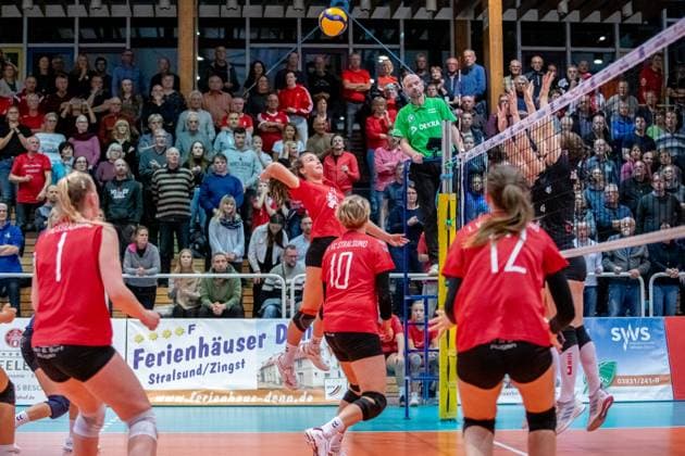 Outside attacker Shari Groth STR, mi in attack GER, Volleyball, Women, DVV Cup, round of 16, 1 VC Stralsund Dresdner SC, season 2023 2024, Diesterweghalle, Stralsund