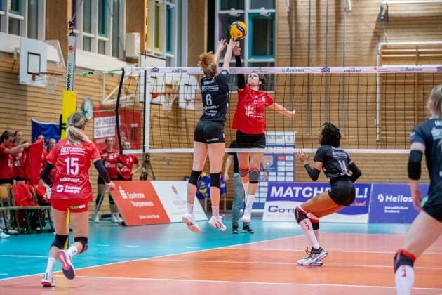 Duel at the net between Jennifer Janiska DSC, left and Anne Krohn STR, right GER, Volleyball, Women, DVV Cup, Round of 16, 1 VC Stralsund Dresdner SC, Season 2023 2024, Diesterweghalle, Stralsund