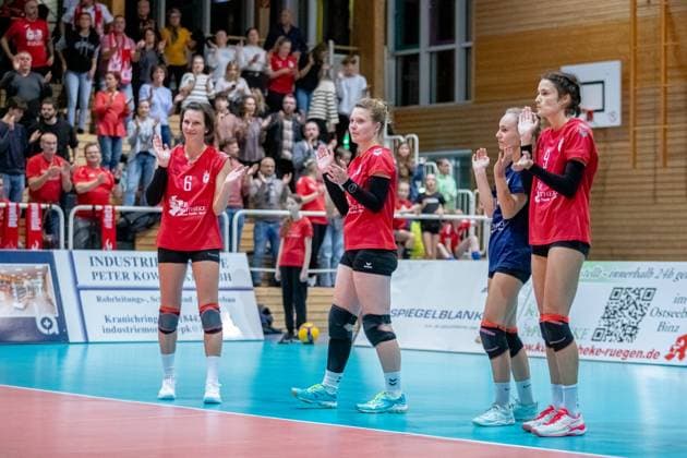 Reunion on the court the former Wildcats Anne Krohn, Birte Kaschützke and Lene Scheuschner from left to right take young talent and libera Luna Rumpel blue in their midst GER, Volleyball, Women, DVV Cup, Round of 16, 1 VC Stralsund Dresdner SC, Season 2023 2024, Diesterweghalle, Stralsund