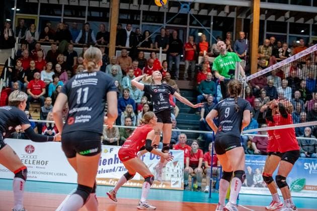 Captain Jennifer Janiska DSC, mi attacking from the outside GER, Volleyball, Women, DVV Cup, round of 16, 1 VC Stralsund Dresdner SC, 2023 2024 season, Diesterweghalle, Stralsund