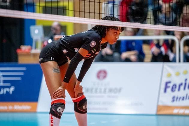 Middle blocker Tia Jimerson DSC at the net GER, Volleyball, Women, DVV Cup, Round of 16, 1 VC Stralsund Dresdner SC, Season 2023 2024, Diesterweghalle, Stralsund