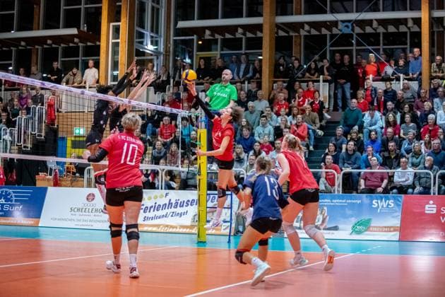 Outside attacker and former Wildcat Anne Krohn STR, mi attacking from the outside GER, Volleyball, Women, DVV Cup, round of 16, 1 VC Stralsund Dresdner SC, 2023 2024 season, Diesterweghalle, Stralsund