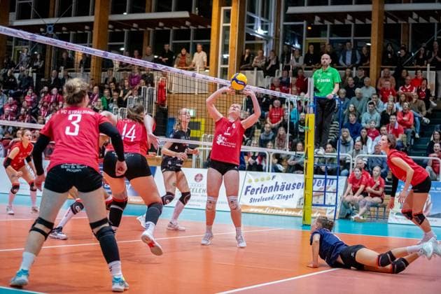 Captain Lisa Senger STR, mi was able to convince with her passes and grabbed the MVP medal for the Stralsund team GER, Volleyball, Women, DVV Pokal, Round of 16, 1 VC Stralsund Dresdner SC, Season 2023 2024, Diesterweghalle, Stralsund