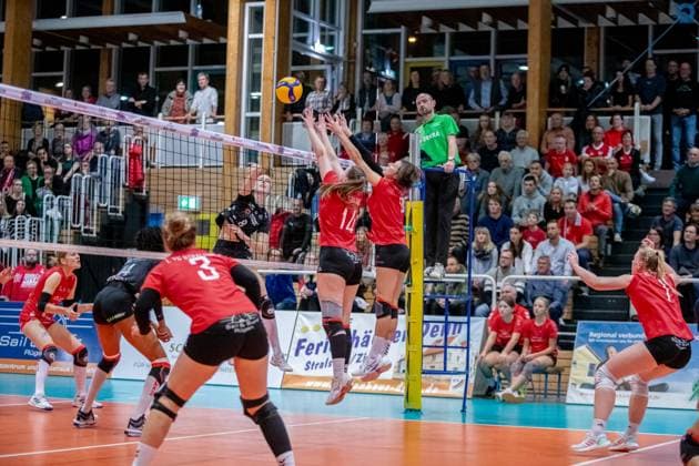 Double block by Stralsunds Dana Polenz 14 and Anne Krohn mi against Dresdens Famke Boonstra li GER, Volleyball, Women, DVV Cup, round of 16, 1 VC Stralsund Dresdner SC, 2023 2024 season, Diesterweghalle, Stralsund