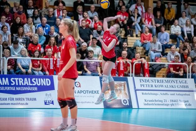 Captain Lisa Senger STR, right serving GER, Volleyball, Women, DVV Cup, Round of 16, 1 VC Stralsund Dresdner SC, Season 2023 2024, Diesterweghalle, Stralsund