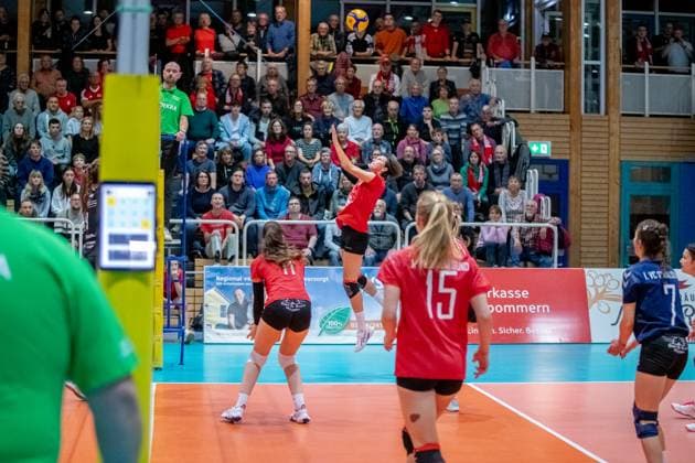 Outside attacker Anne Krohn STR, mi attacking from the outside GER, Volleyball, Women, DVV Cup, round of 16, 1 VC Stralsund Dresdner SC, 2023 2024 season, Diesterweghalle, Stralsund