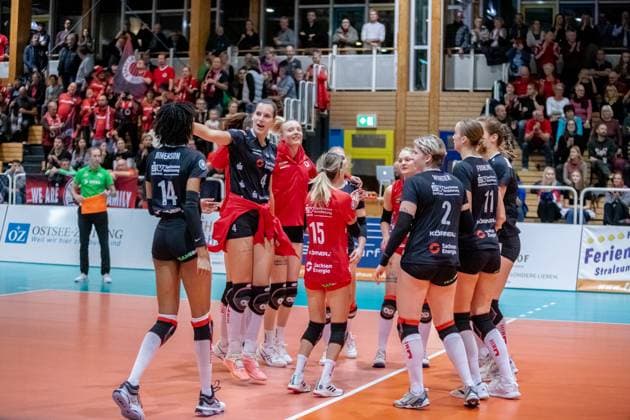 Jubilation at Dresdner SC after victory against Stralsund and progression to the DVV Cup quarter-finals GER, Volleyball, Women, DVV Cup, round of 16, 1 VC Stralsund Dresdner SC, 2023 2024 season, Diesterweghalle, Stralsund