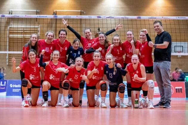 Team photo of 1 VC Stralsund around coach Erik Prochnio re GER, Volleyball, Women, DVV Cup, Round of 16, 1 VC Stralsund Dresdner SC, Season 2023 2024, Diesterweghalle, Stralsund